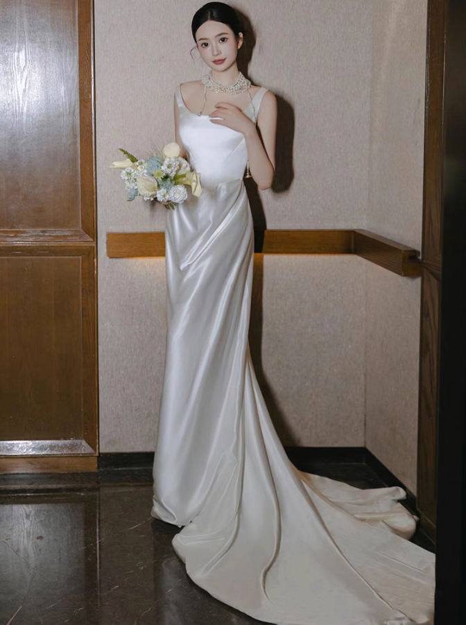 Classical Ivory Smooth Satin Fabric Bridal Dress Square Neck Minimalist Spaghetti Strap Wedding Dress AP0948