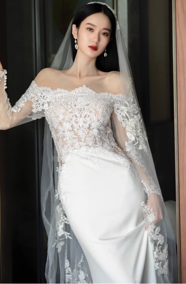 Exquisite Sheer Lace Long Sleeve Off-Shoulder Bridal Dress Strapless Applique Satin Hem Wedding Dress AP0949