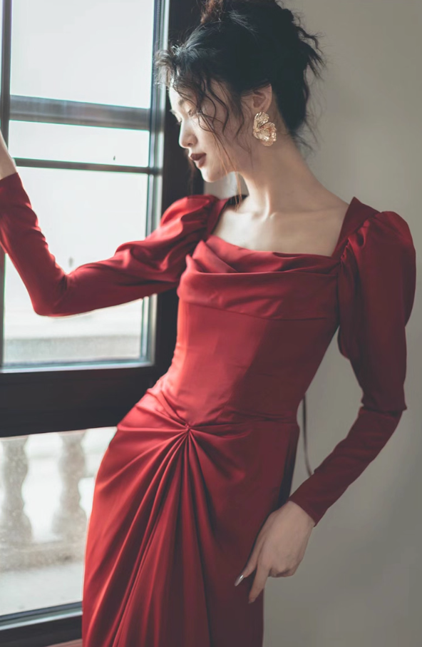Graceful Red Soft Fabric High-Slit Evening Dress A-Line Long Sleeve Square Neck Prom Dress AP0951