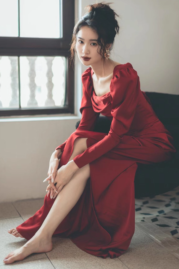 Graceful Red Soft Fabric High-Slit Evening Dress A-Line Long Sleeve Square Neck Prom Dress AP0951