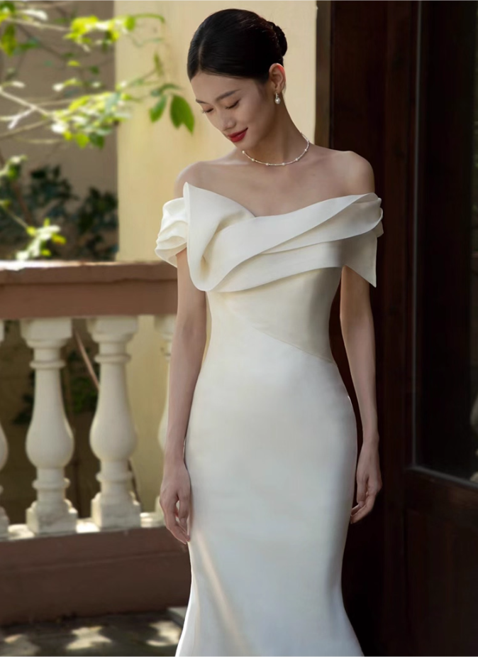 Alluring Waist-Cinching Mermaid Maxi Dress Minimalist Ruffles Trimmed Off-Shoulder Wedding Dress AP0953