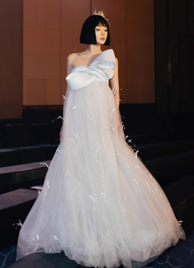 Dreamy Bow Detail Cascade Tulle Sweet 16 Dress Feather-Embellished Strapless Prom Dress AP0961