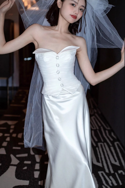 Novelty Cinched-Waist Lustrous Satin Fabric Bridal Dress Button Details Strapless Wedding Dress AP0962