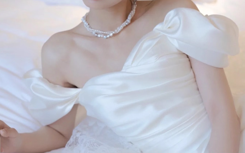 Fancy Sheen Satin Waist-Cinching Bridal Dress Off-Shoulder Big Bow Wedding Dress AP0963