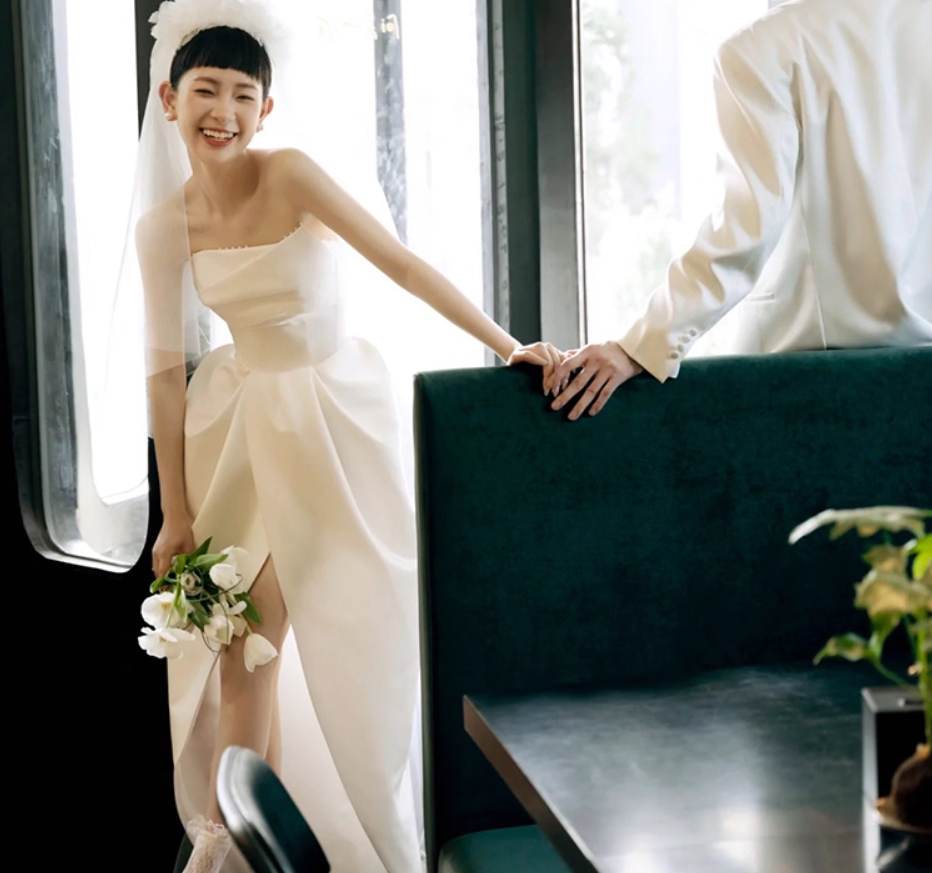 Newest Cinched-Waist High-Slit Bridal Dress Minimalist Strapless Wedding Dress AP0966