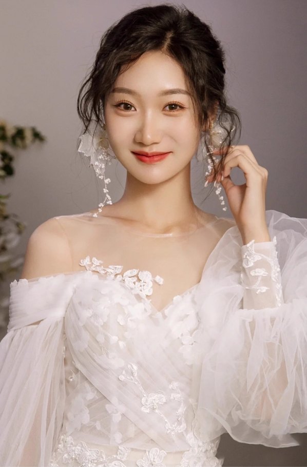 Romantic Applique Off-Shoulder Maxi Dress Sheer Tulle Overlay Strapless Puffy Sleeve Wedding Dress AP0974