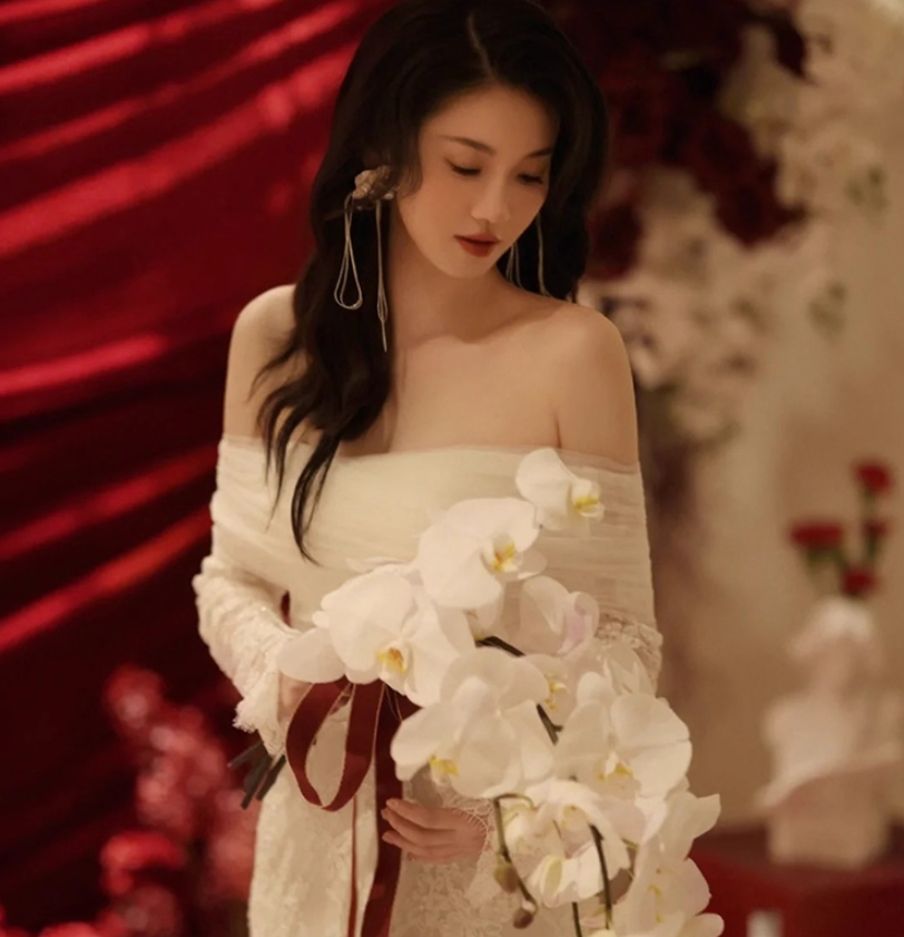 Graceful Breathable Tulle Waist-Cinching Bridal Dress Long Lace Sleeve Off-Shoulder Wedding Dress AP0979