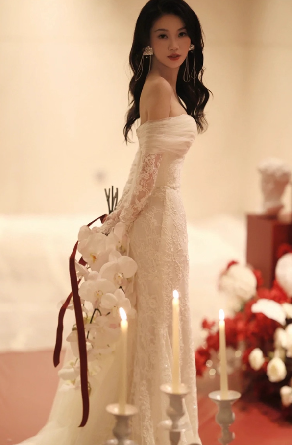 Graceful Breathable Tulle Waist-Cinching Bridal Dress Long Lace Sleeve Off-Shoulder Wedding Dress AP0979