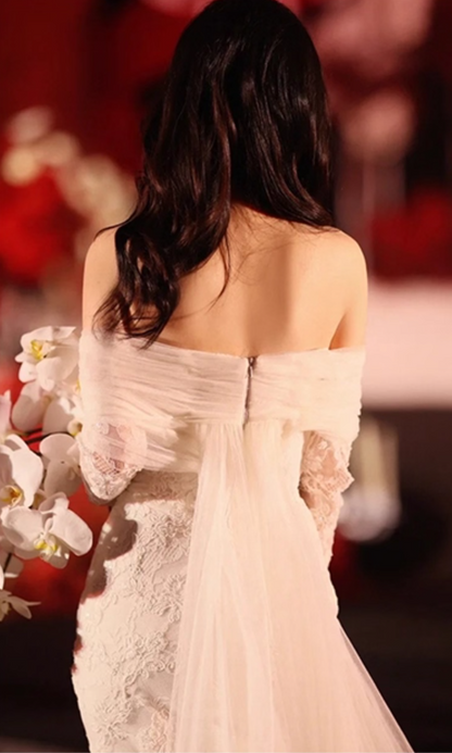 Graceful Breathable Tulle Waist-Cinching Bridal Dress Long Lace Sleeve Off-Shoulder Wedding Dress AP0979
