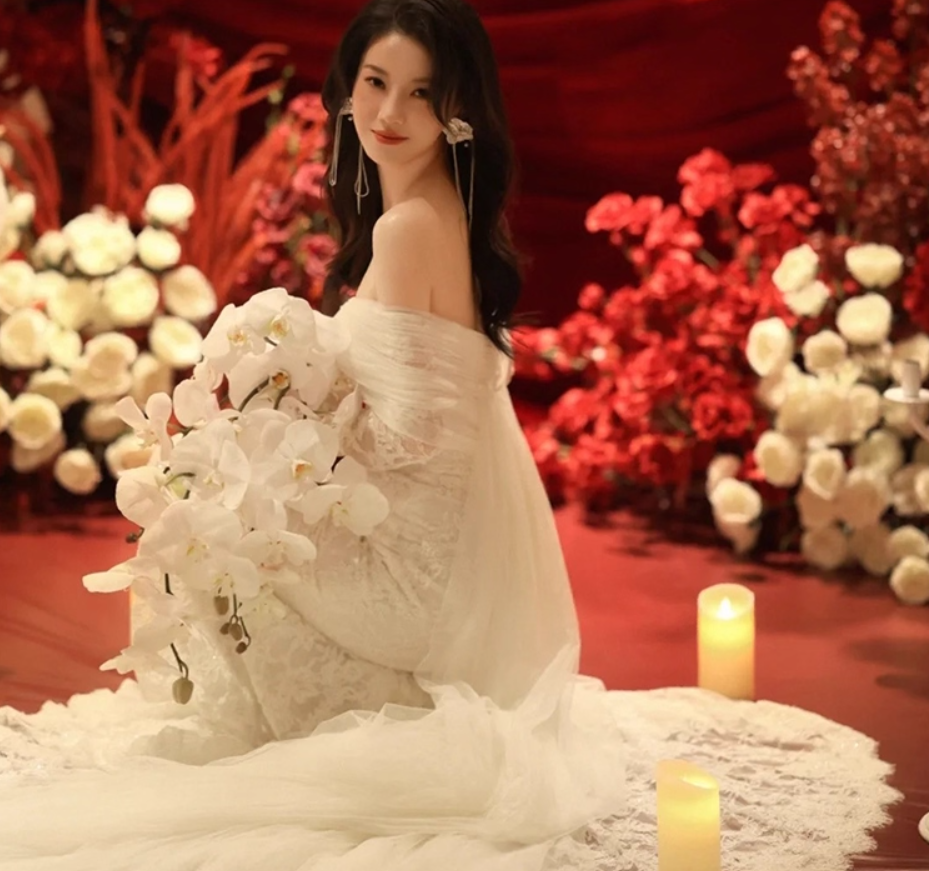 Graceful Breathable Tulle Waist-Cinching Bridal Dress Long Lace Sleeve Off-Shoulder Wedding Dress AP0979