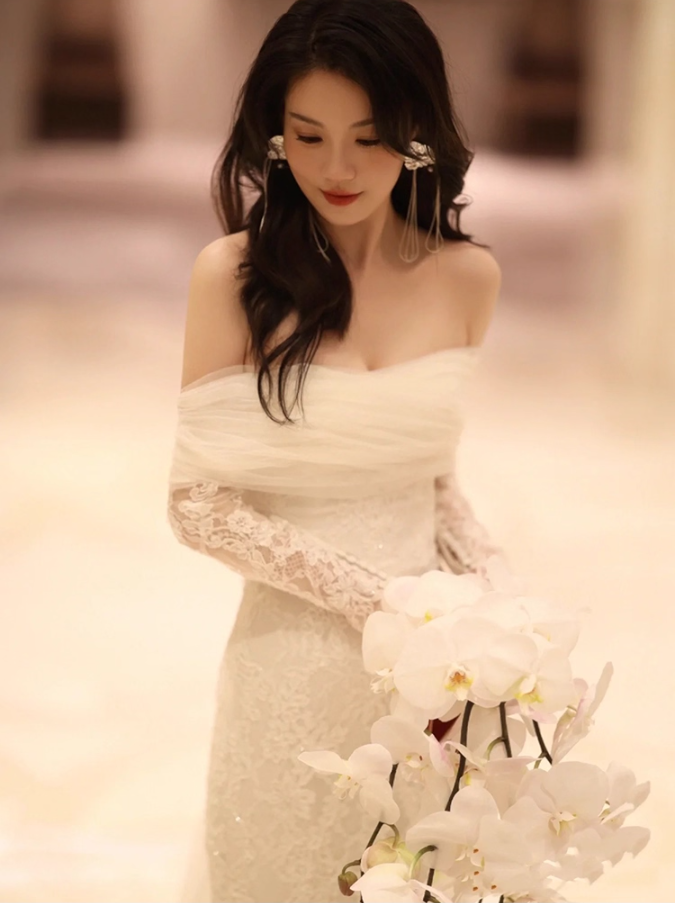 Graceful Breathable Tulle Waist-Cinching Bridal Dress Long Lace Sleeve Off-Shoulder Wedding Dress AP0979