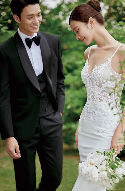 Classical Tulle Splicing Ivory Satin Fabric Bridal Dress V Neck Applique Spaghetti Strap Wedding Dress AP0983