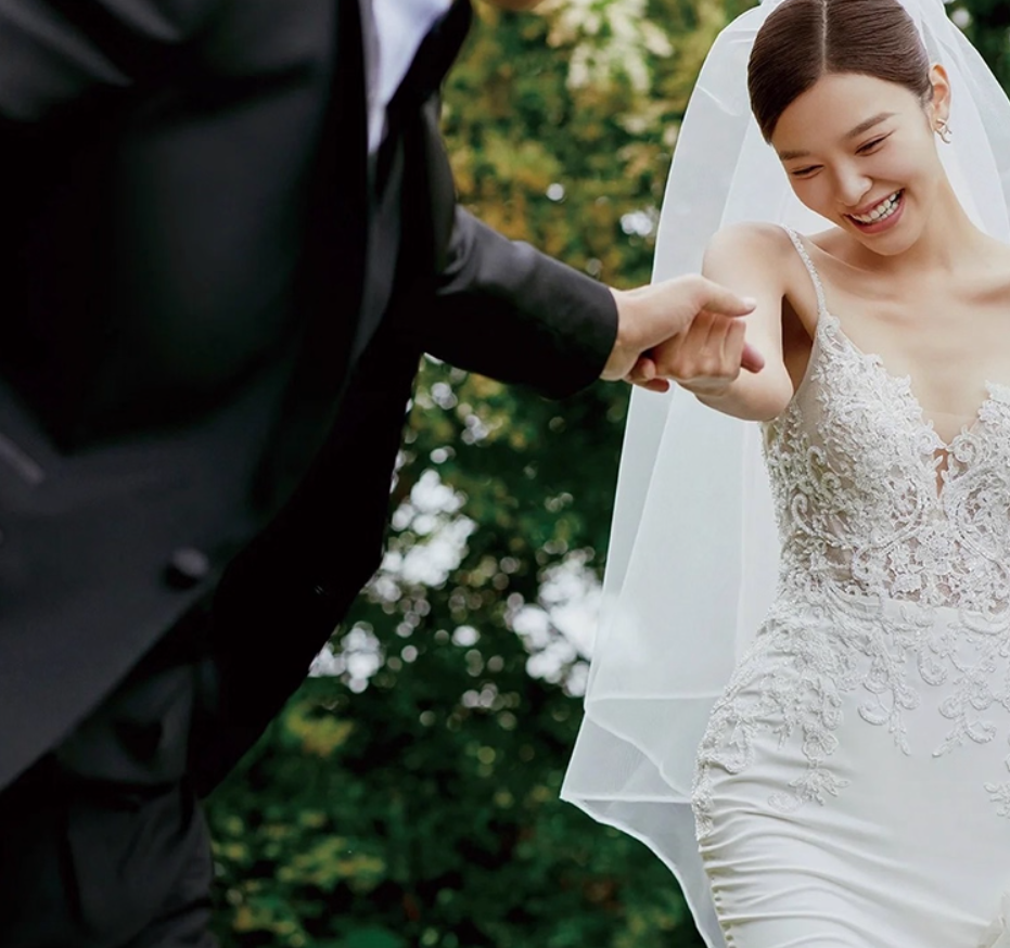 Classical Tulle Splicing Ivory Satin Fabric Bridal Dress V Neck Applique Spaghetti Strap Wedding Dress AP0983