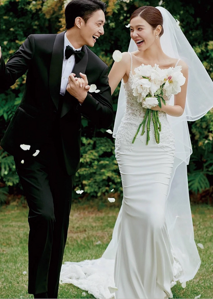 Classical Tulle Splicing Ivory Satin Fabric Bridal Dress V Neck Applique Spaghetti Strap Wedding Dress AP0983