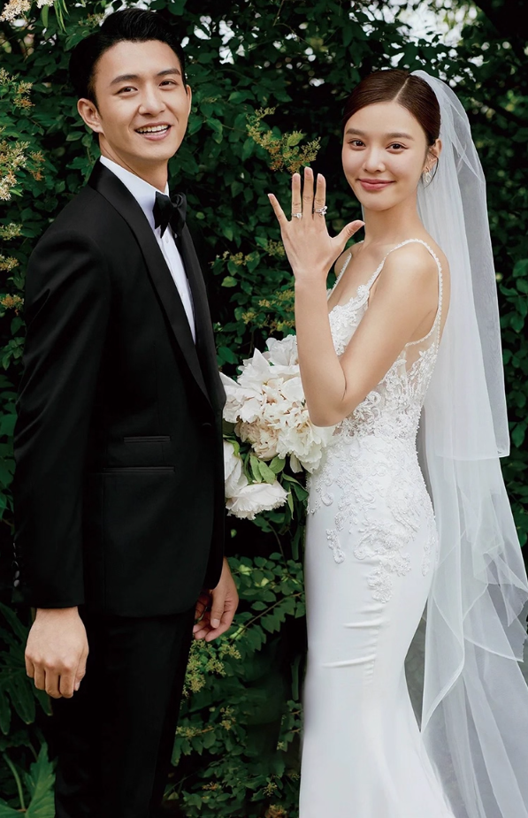 Classical Tulle Splicing Ivory Satin Fabric Bridal Dress V Neck Applique Spaghetti Strap Wedding Dress AP0983