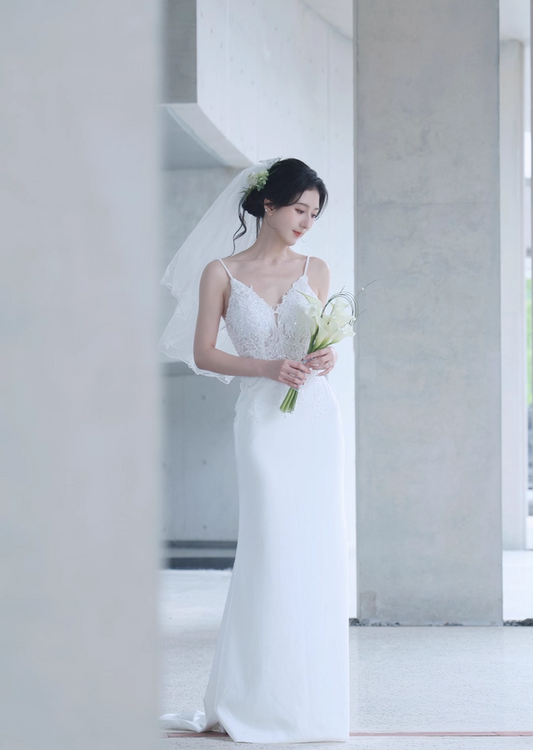 Classical Tulle Splicing Ivory Satin Fabric Bridal Dress V Neck Applique Spaghetti Strap Wedding Dress AP0983