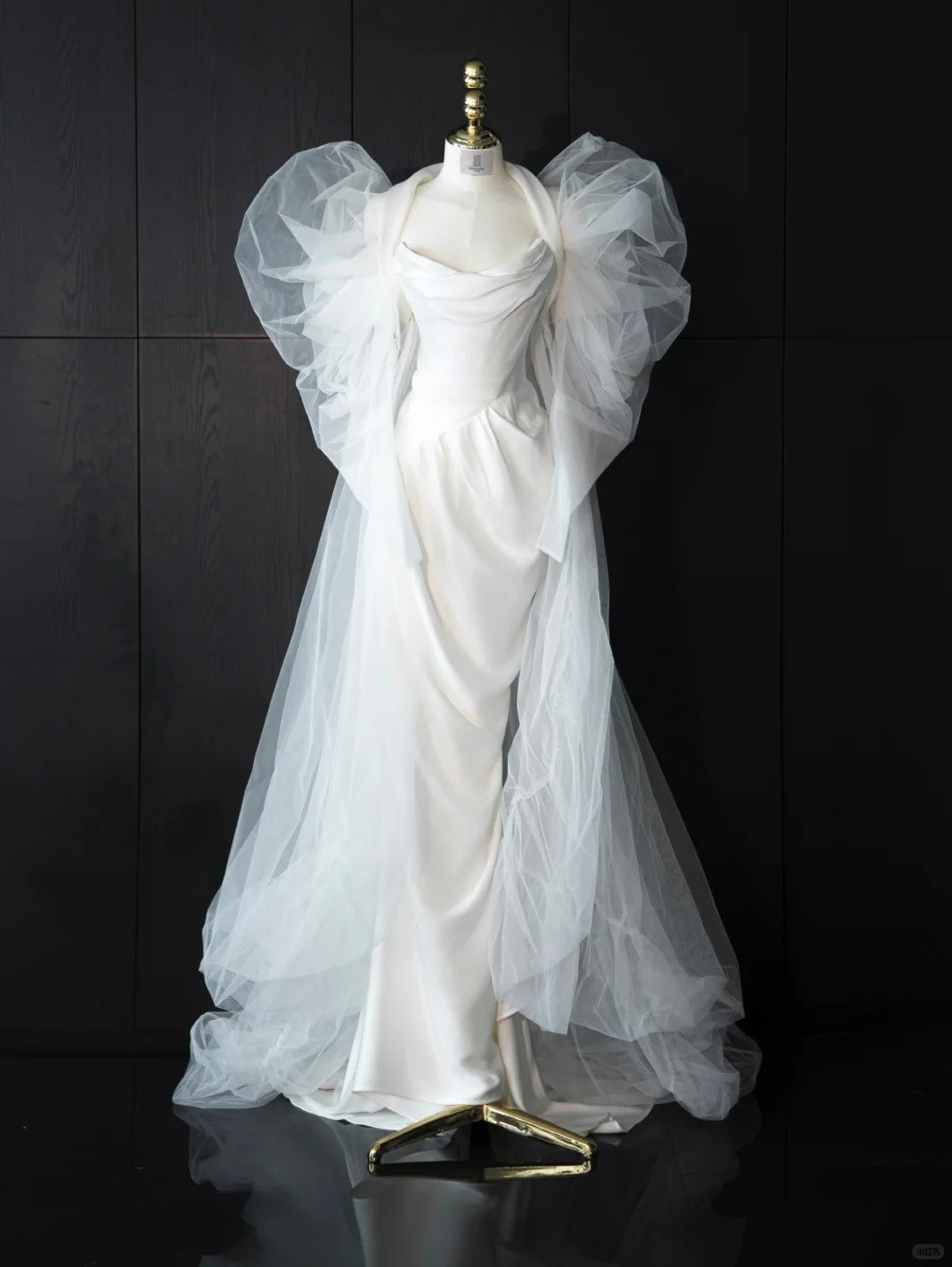 Alluring Puffy Tulle Sleeve Bridal Maxi Dress Waist-Cinching Wedding Dress AP0994