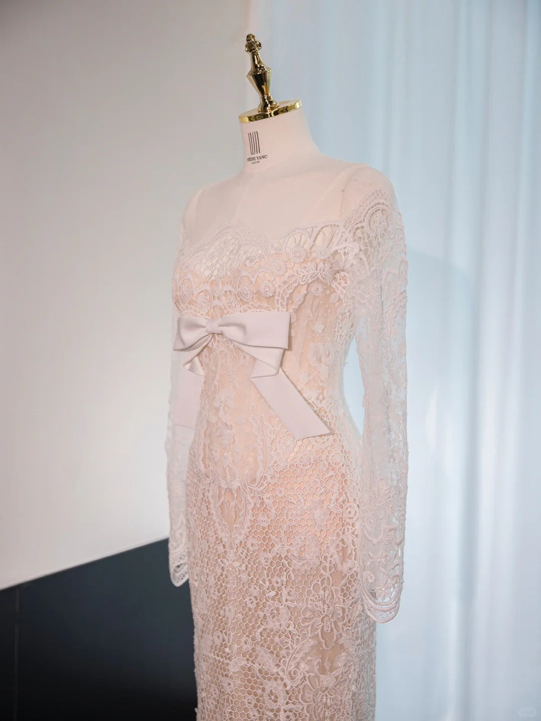 Sexy Breathable Sheer Lace Long Sleeve Bridal Dress Strapless Off-Shoulder Bow Detail Wedding Dress AP1024