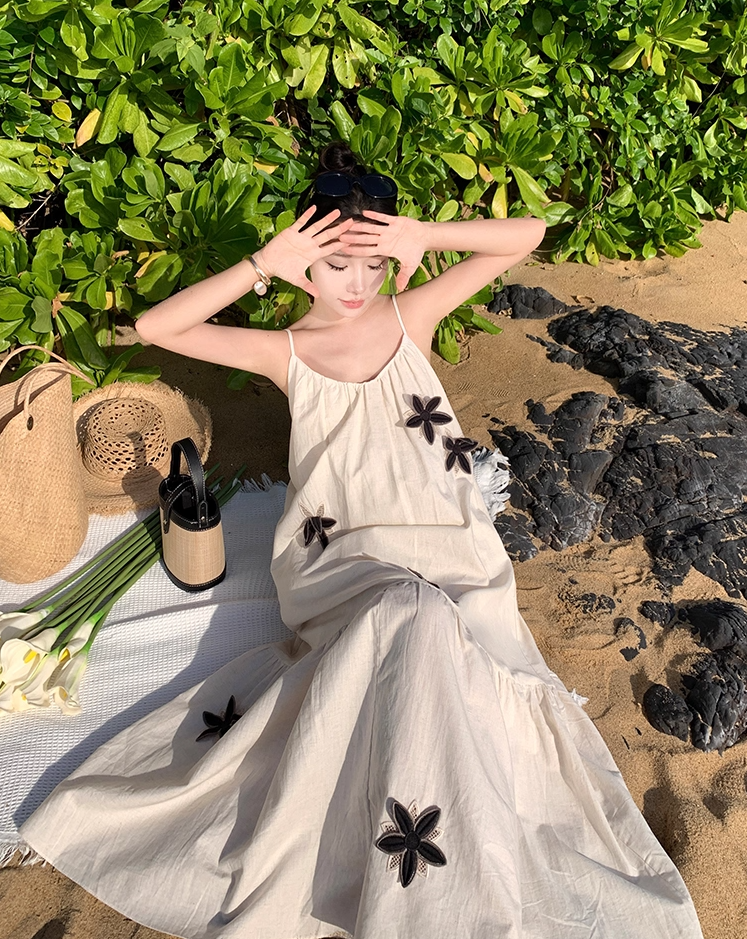 Classical V Neckline White Backless Maxi Dress Black Floral Design Spaghetti Strap Long Dress AP1194