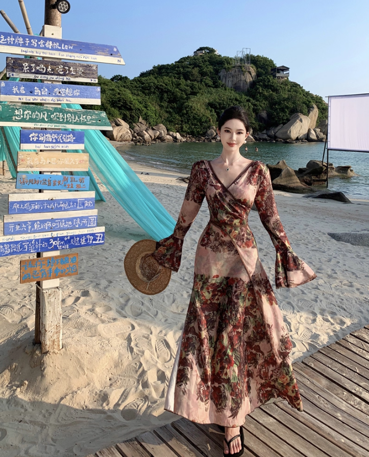 Retro Long Bell-Sleeve Floral Print Maxi Dress Summer Vacays Flowy Deep V-Neck Long Dress AP1285