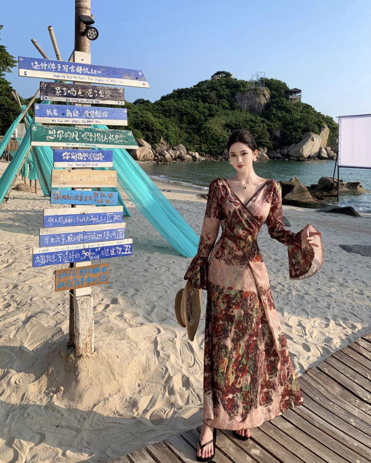 Retro Long Bell-Sleeve Floral Print Maxi Dress Summer Vacays Flowy Deep V-Neck Long Dress AP1285