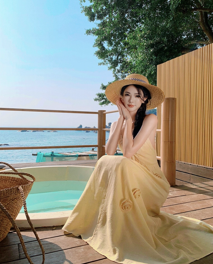 Simple Style Yellow Lightweight Maxi Dress Coastal Shoots Vogue Flowy Flowers Design Halter Long Dress AP1376