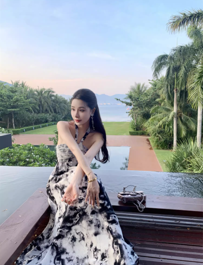 Classical Tie-Dye Flowy Maxi Dress Chic Backless Coastal Trips Loose Fit Halter Long Dress AP1446