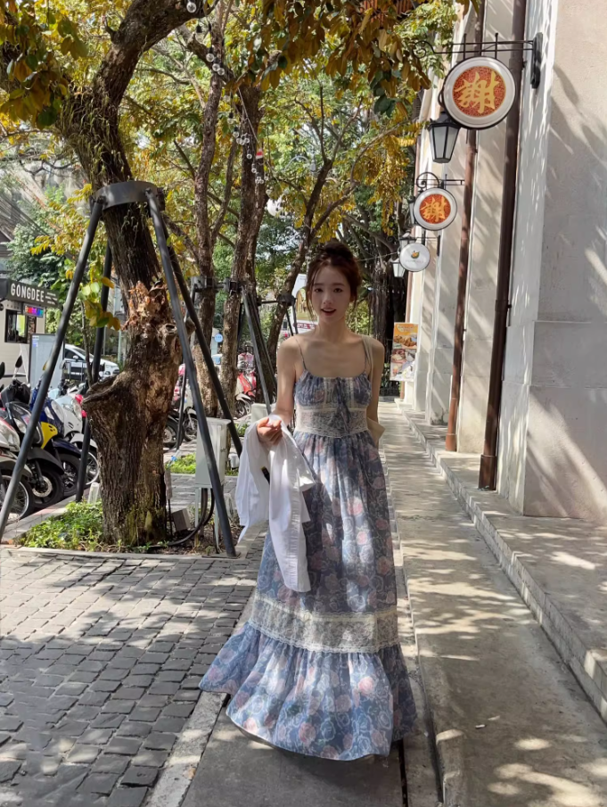 French-Inspired Vintage Floral Print Maxi Dress Tiered Hem Elegant Lace Trim Spaghetti Strap Beach Vacays Versatile Long Dress AP1504