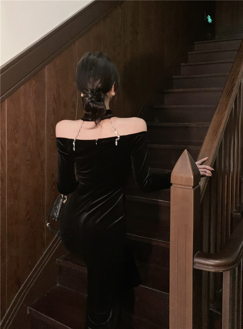 Luxurious Black Velvet Off-Shoulder Maxi Skirt Vogue Chain Choker Long Sleeve Mermaid Halter Long Dress AP1664