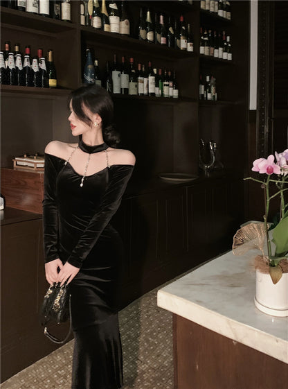 Luxurious Black Velvet Off-Shoulder Maxi Skirt Vogue Chain Choker Long Sleeve Mermaid Halter Long Dress AP1664