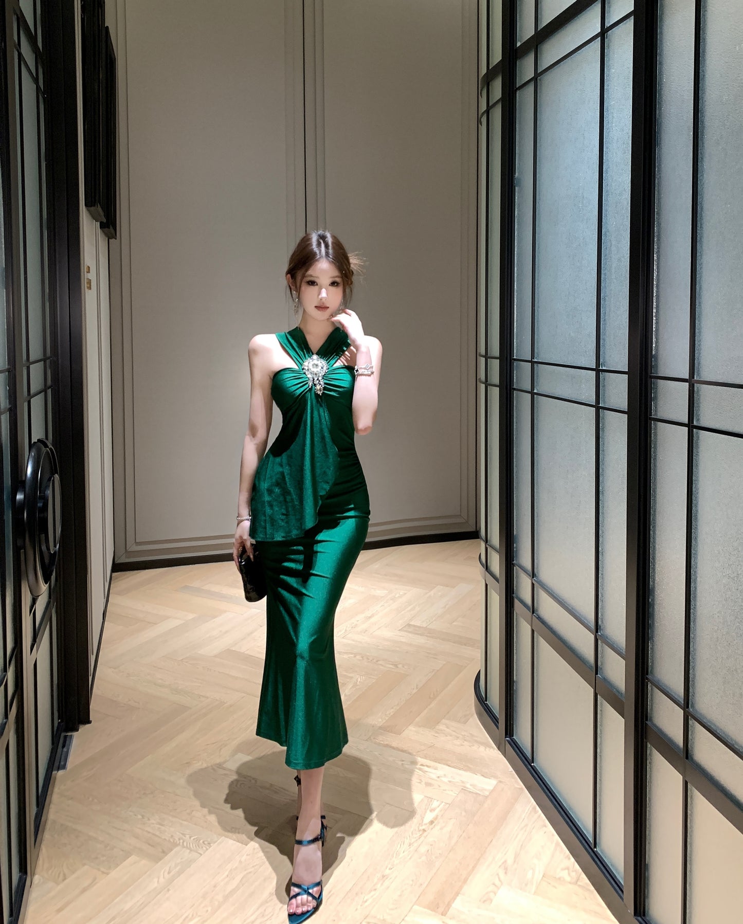 Vintage Emerald Satin Ruched Mermaid Maxi Dress Elegant Evening Outfit Rhinestone Brooch Design Halter Long Dress AP1673