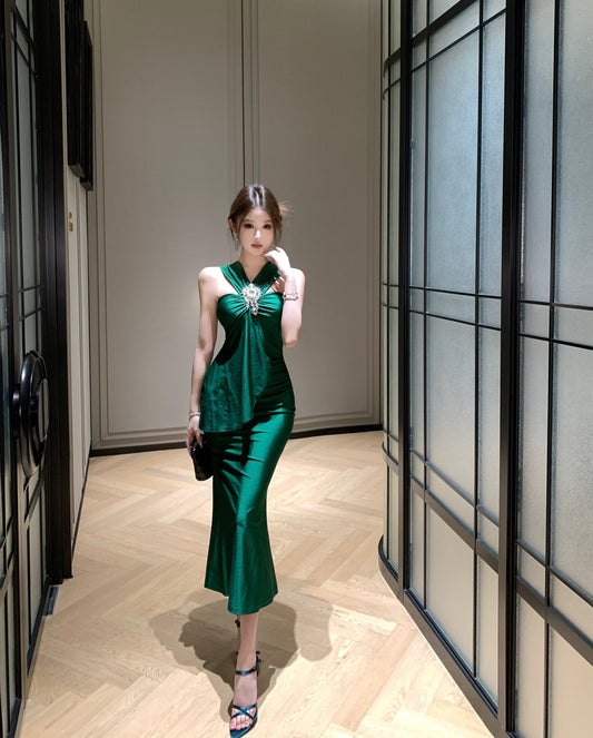 Vintage Emerald Satin Ruched Mermaid Maxi Dress Elegant Evening Outfit Rhinestone Brooch Design Halter Long Dress AP1673