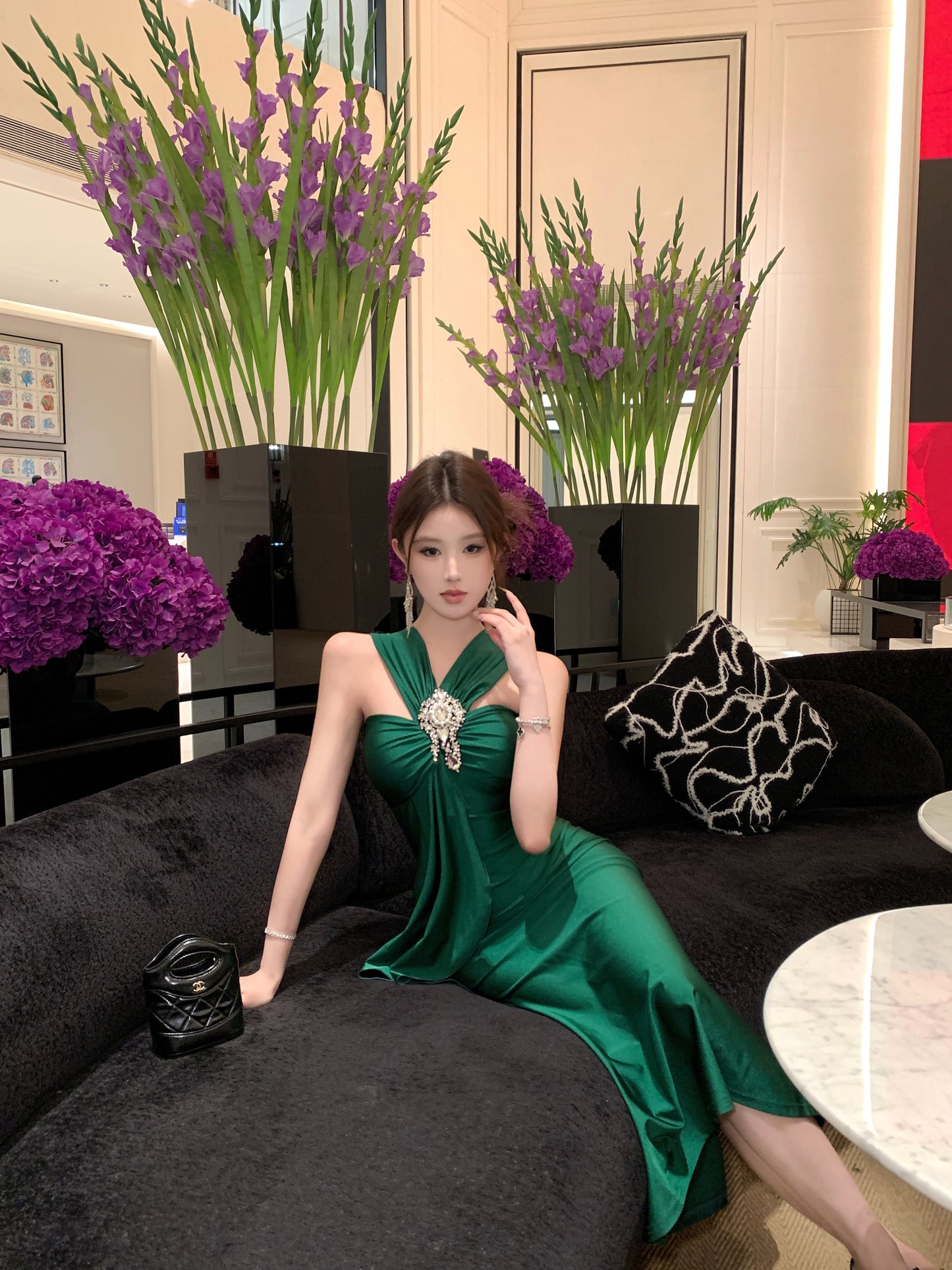 Vintage Emerald Satin Ruched Mermaid Maxi Dress Elegant Evening Outfit Rhinestone Brooch Design Halter Long Dress AP1673