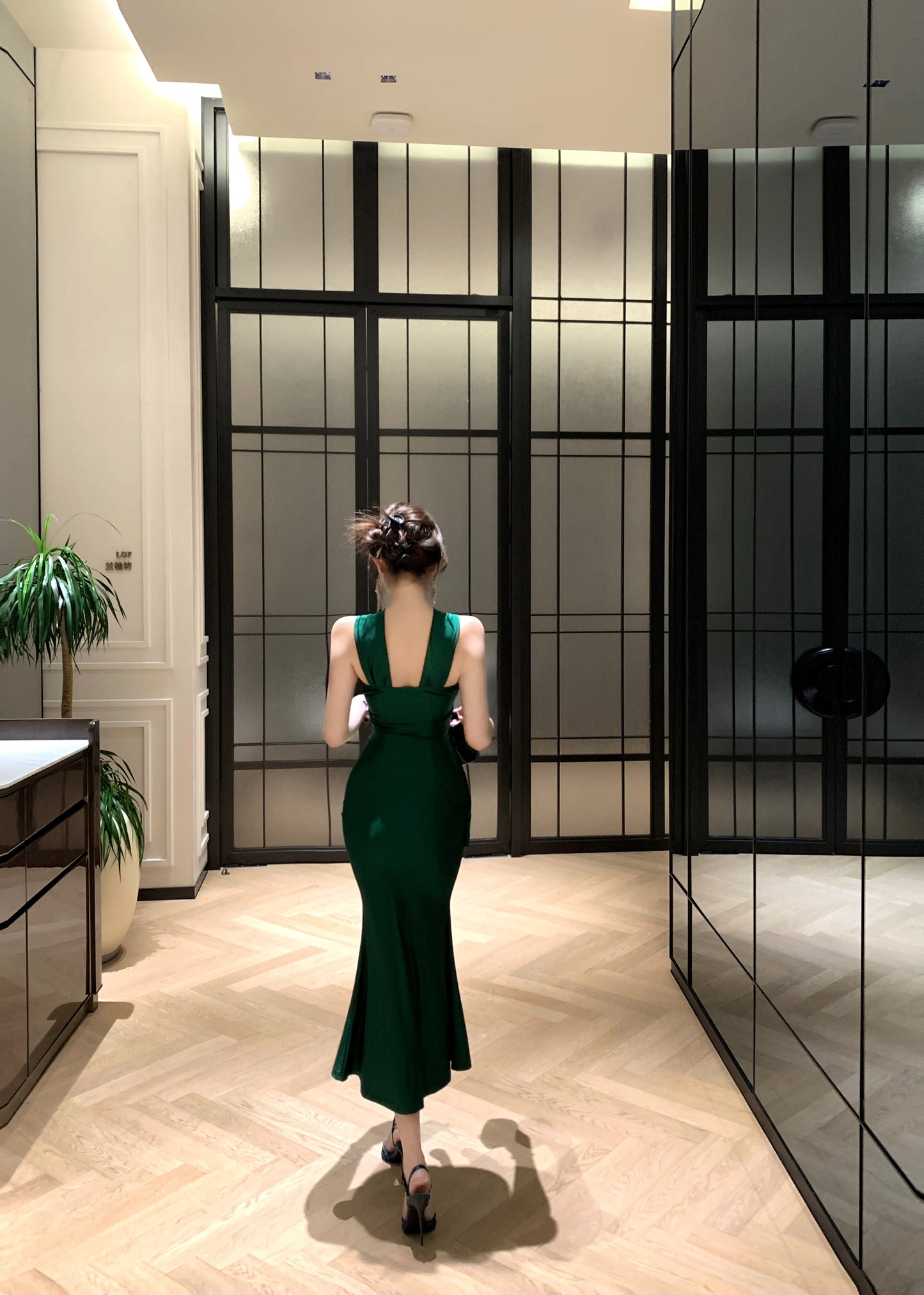 Vintage Emerald Satin Ruched Mermaid Maxi Dress Elegant Evening Outfit Rhinestone Brooch Design Halter Long Dress AP1673