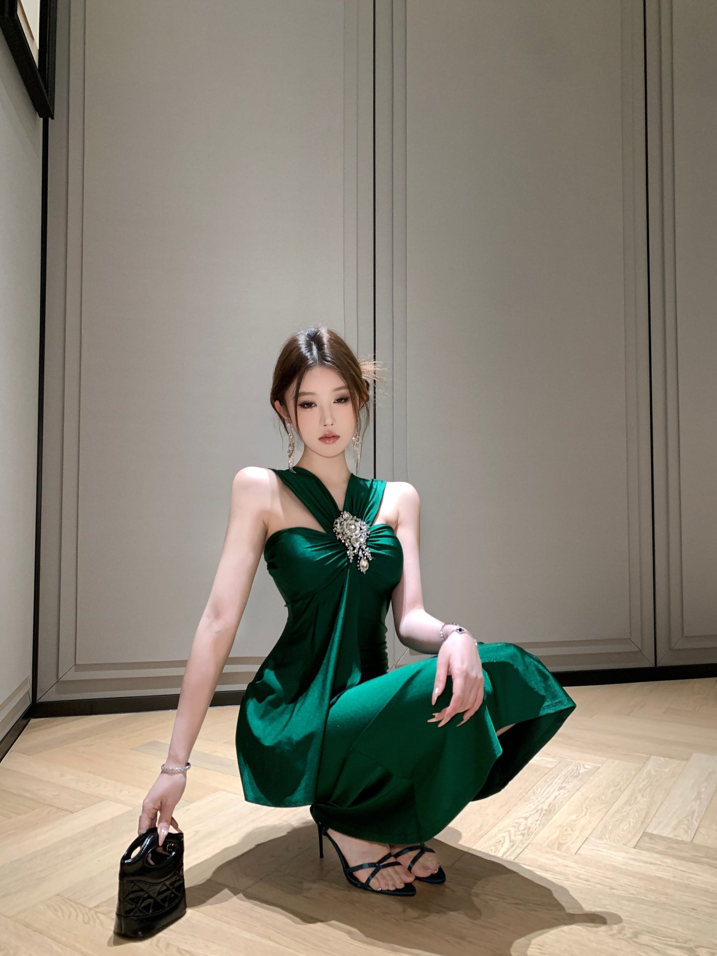 Vintage Emerald Satin Ruched Mermaid Maxi Dress Elegant Evening Outfit Rhinestone Brooch Design Halter Long Dress AP1673