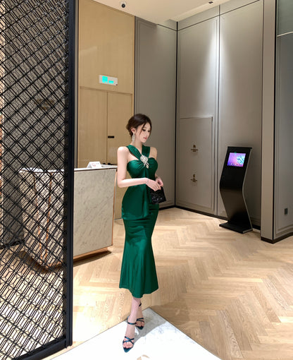 Vintage Emerald Satin Ruched Mermaid Maxi Dress Elegant Evening Outfit Rhinestone Brooch Design Halter Long Dress AP1673