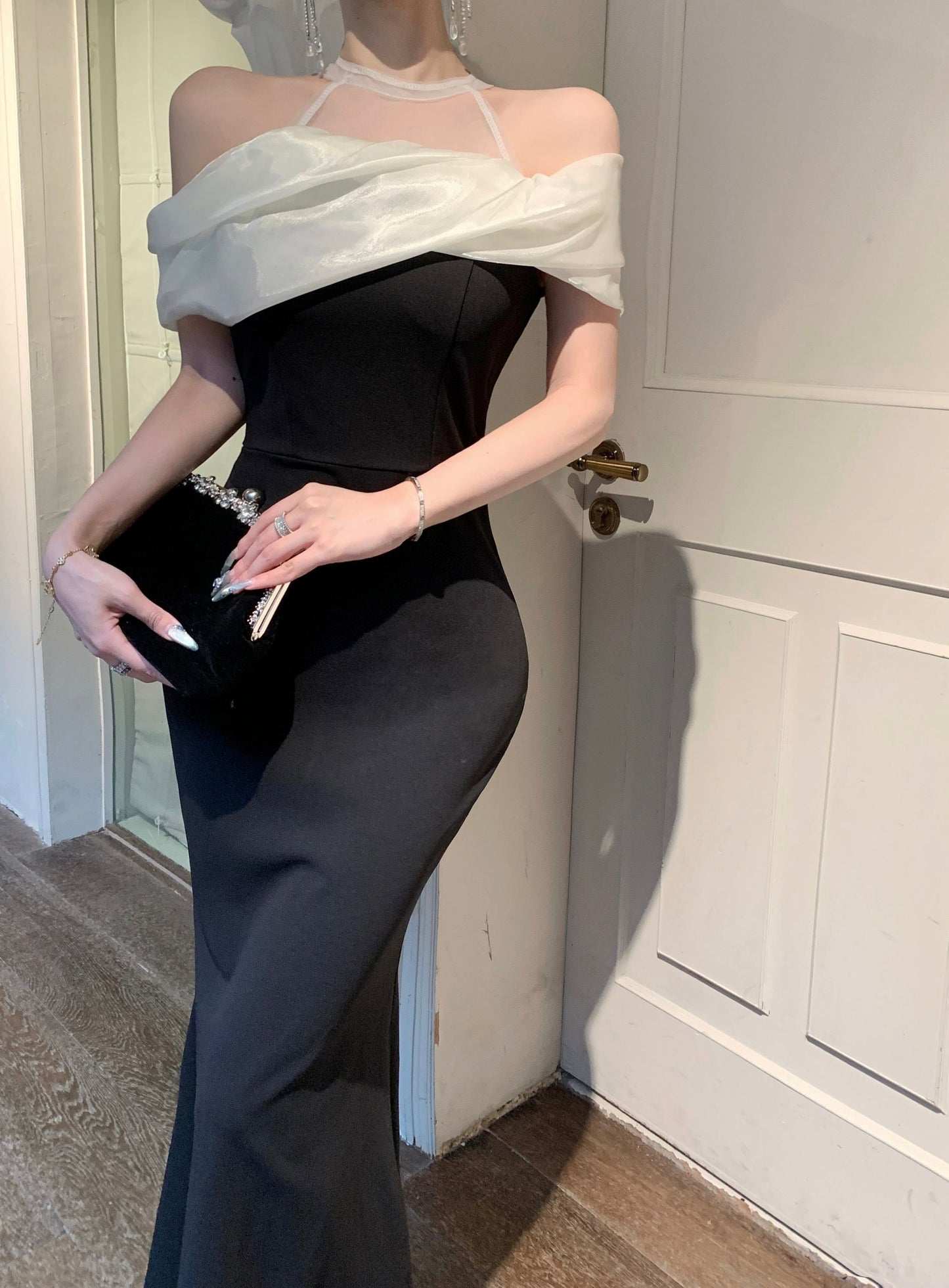 Modern White Mesh-Trimmed Sheath Maxi Dress Elegant Black Off-Shoulder Mermaid Evening Feast Halter Long Dress AP1674