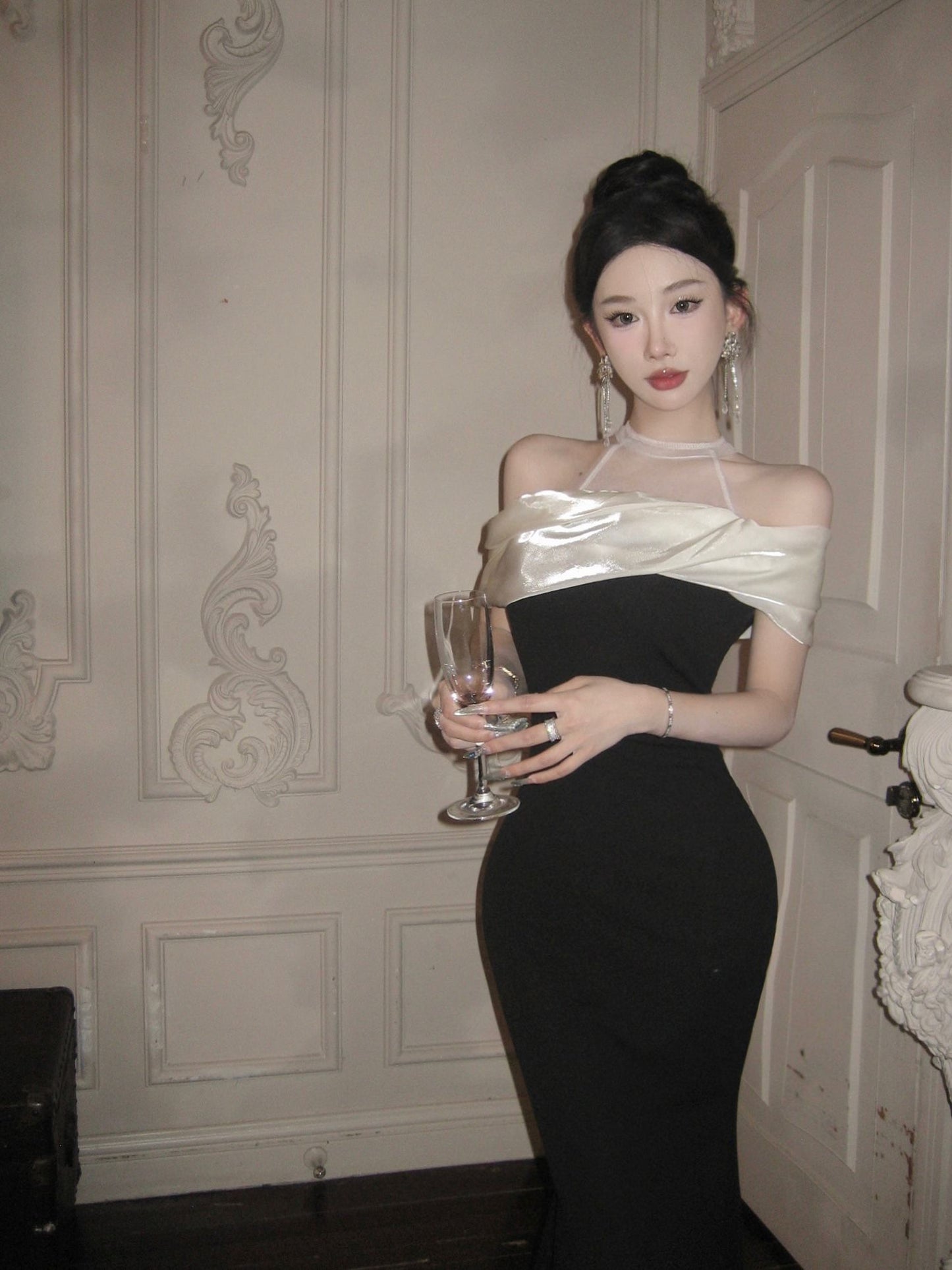 Modern White Mesh-Trimmed Sheath Maxi Dress Elegant Black Off-Shoulder Mermaid Evening Feast Halter Long Dress AP1674