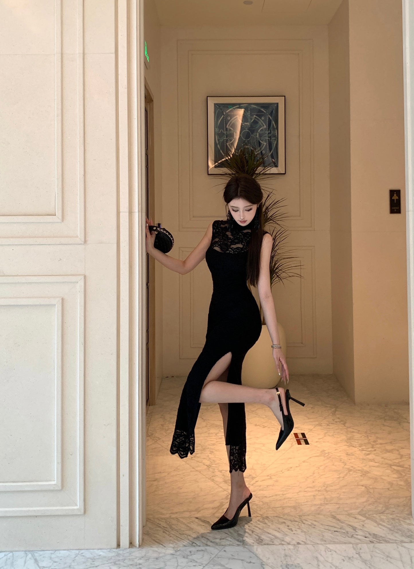 Unique lack Lace Sleeveless High-Slit Maxi Dress Vogue Lace Cutout Detailing Evening Parties Bodycon Halter Long Dress AP1786