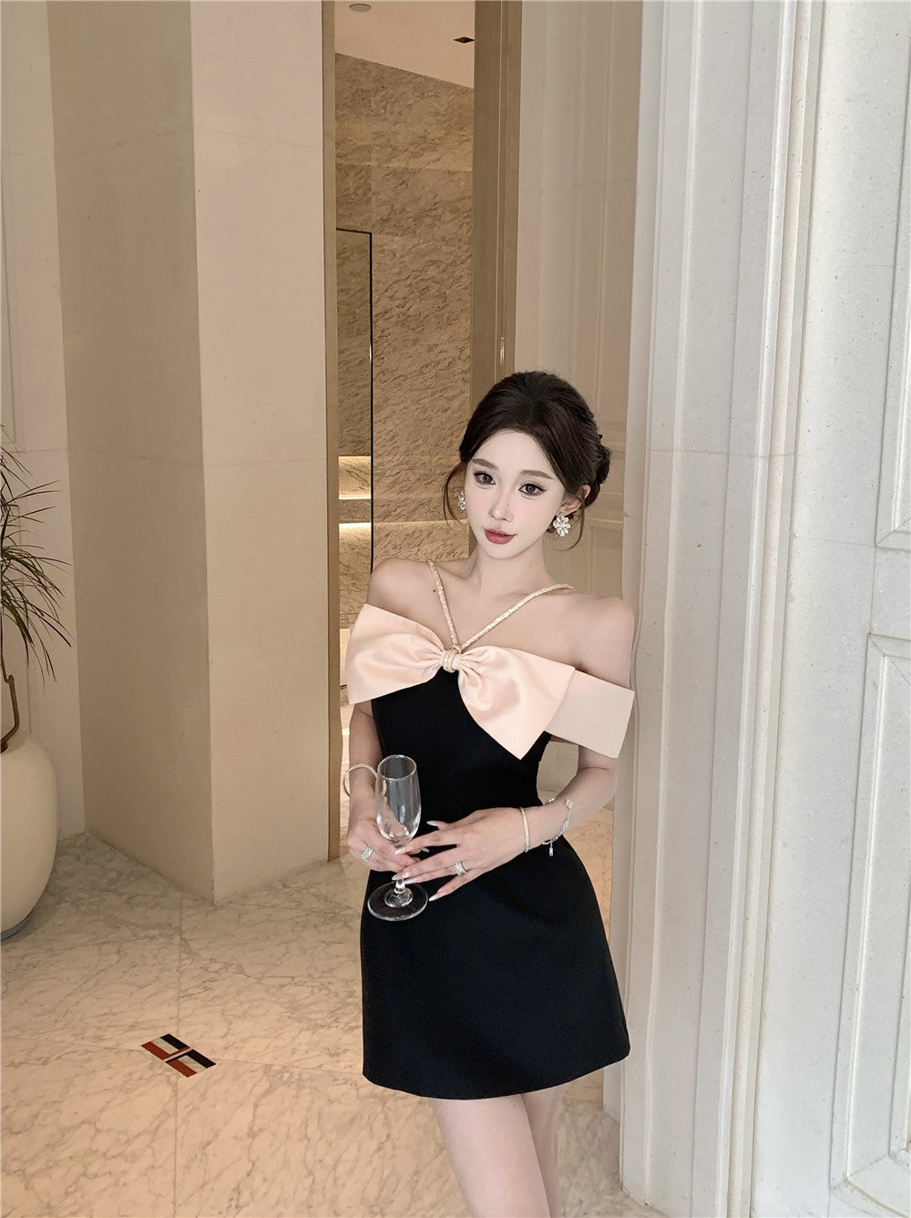 Vogue Large Contrast Bow Rhinestone Straps Mini Skirt Sexy Evening Galas Off-Shoulder Sheath Short Dress AP1997