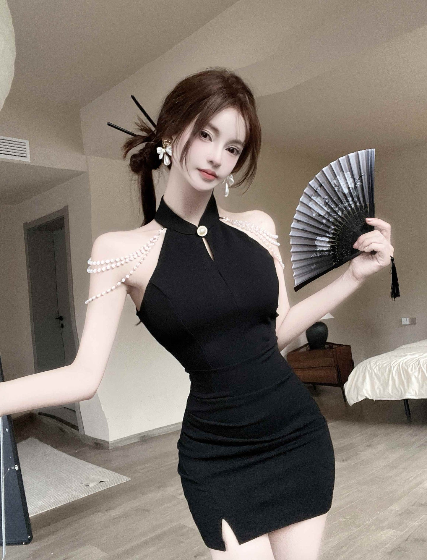 Unique Pearl Shoulder Chains Black Mini Skirt Charming Side Slit Night Parties Cutout Halter Short Dress AP2004