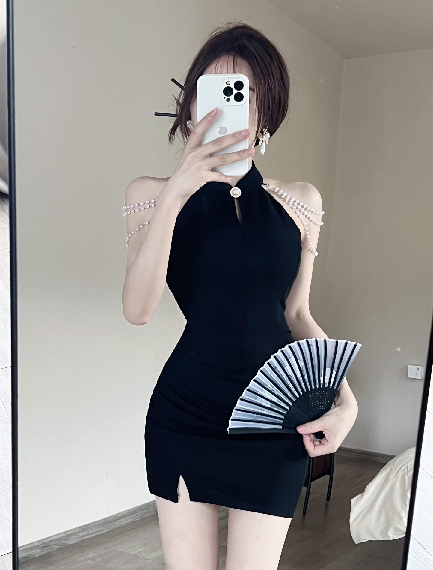 Unique Pearl Shoulder Chains Black Mini Skirt Charming Side Slit Night Parties Cutout Halter Short Dress AP2004