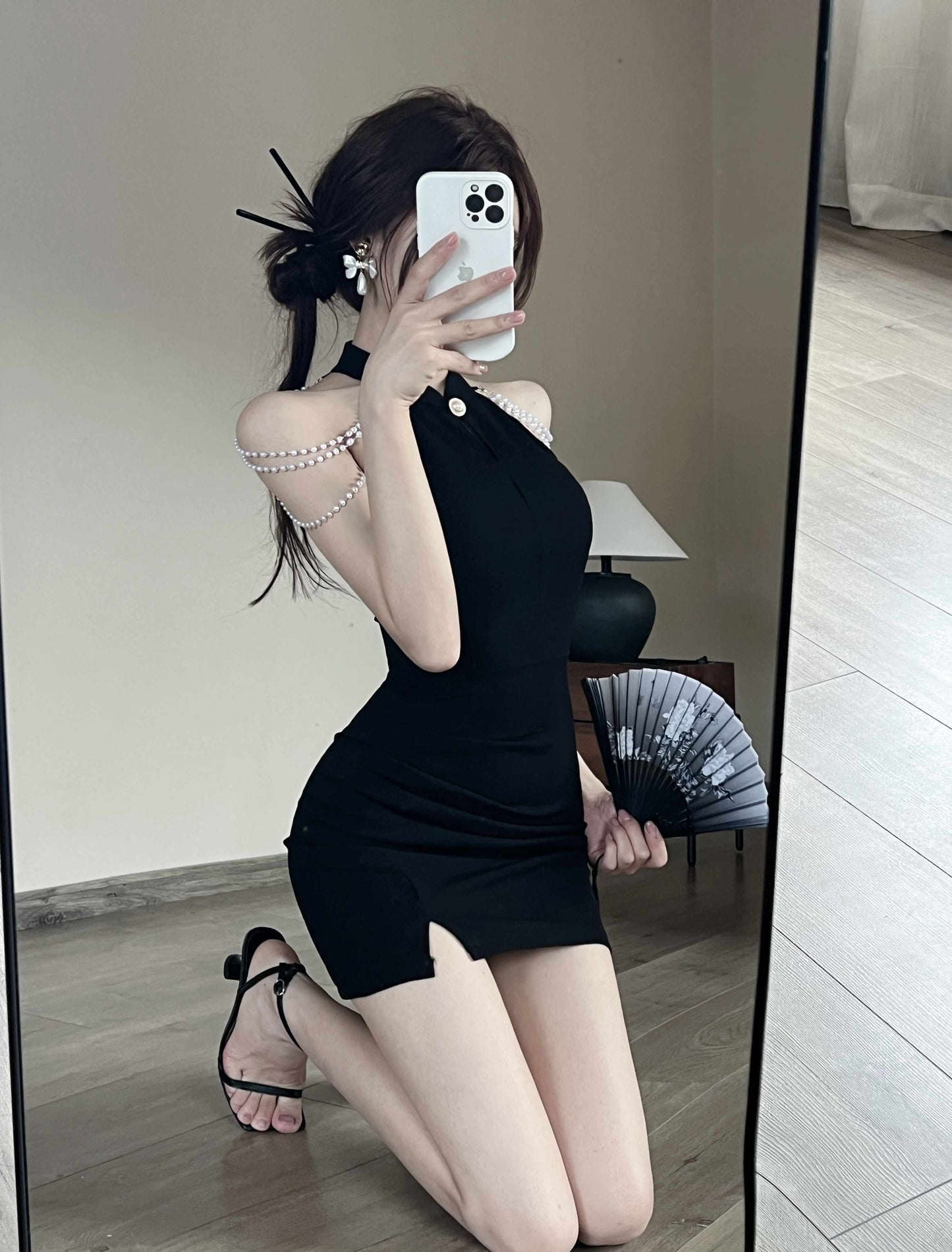 Unique Pearl Shoulder Chains Black Mini Skirt Charming Side Slit Night Parties Cutout Halter Short Dress AP2004