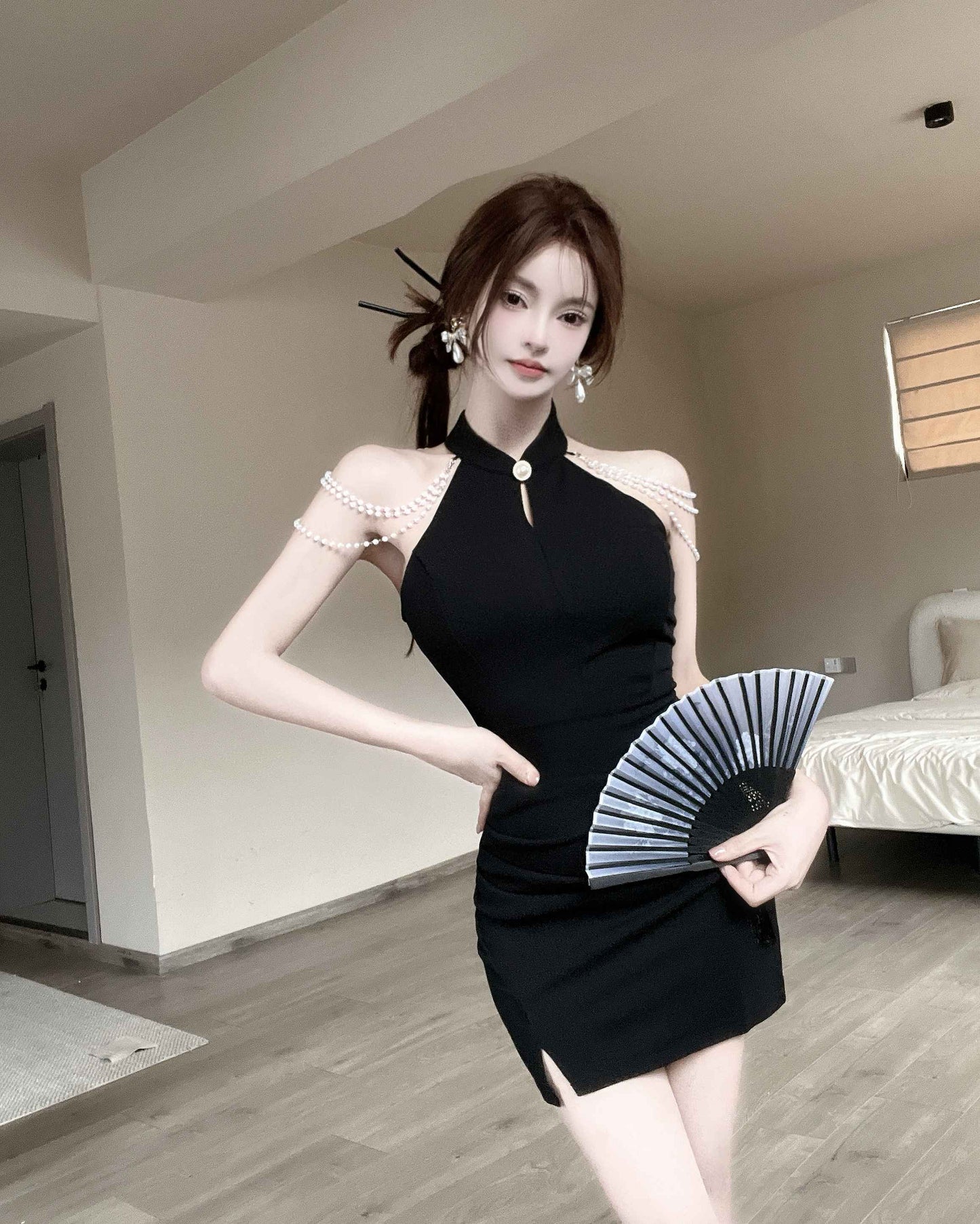 Unique Pearl Shoulder Chains Black Mini Skirt Charming Side Slit Night Parties Cutout Halter Short Dress AP2004