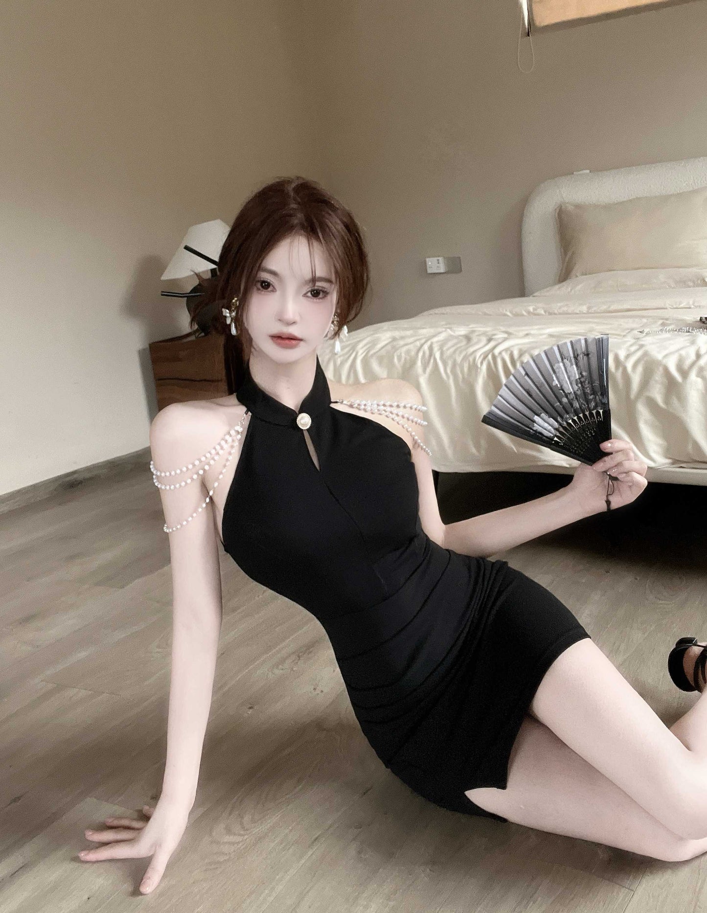 Unique Pearl Shoulder Chains Black Mini Skirt Charming Side Slit Night Parties Cutout Halter Short Dress AP2004