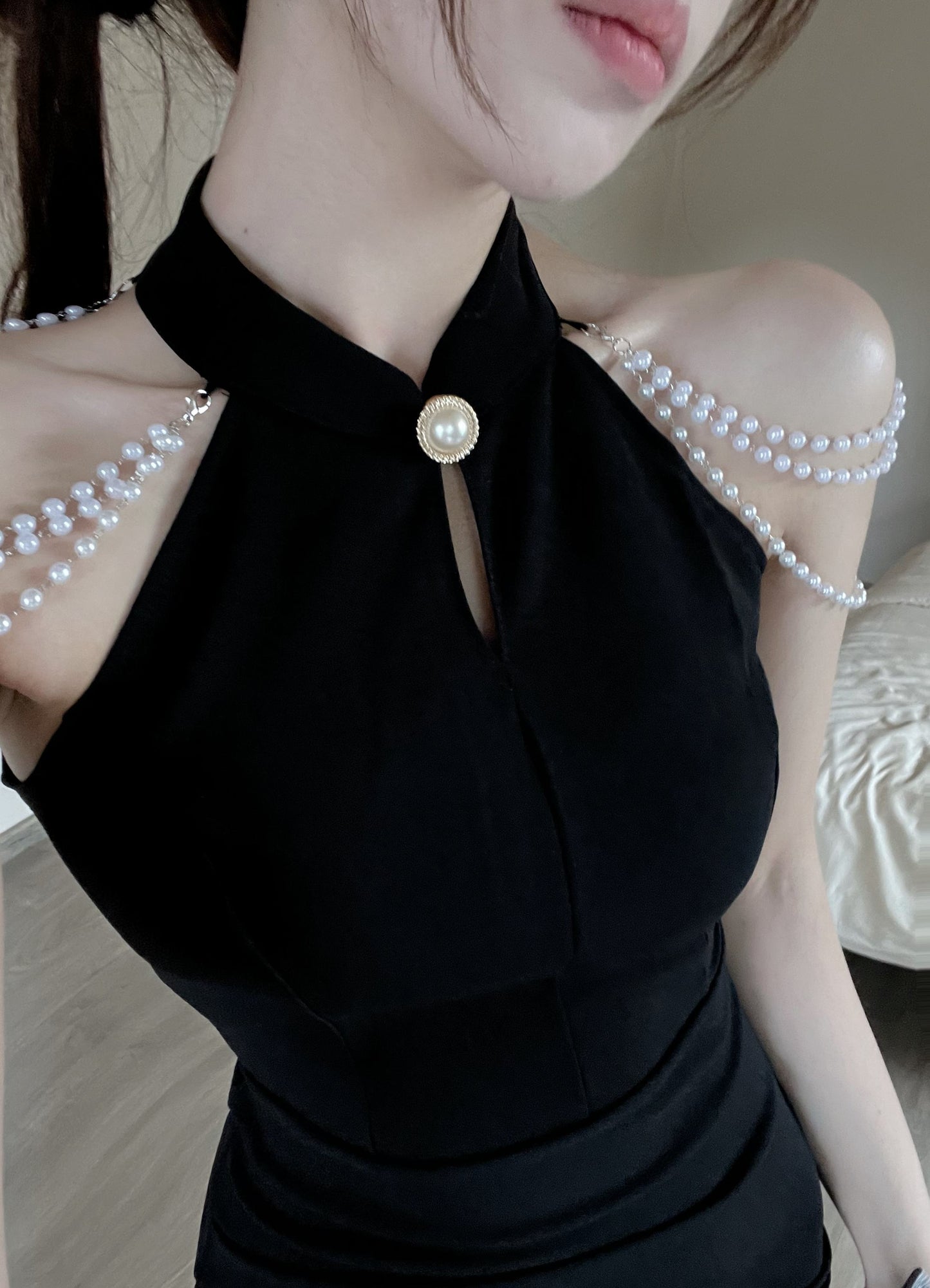 Unique Pearl Shoulder Chains Black Mini Skirt Charming Side Slit Night Parties Cutout Halter Short Dress AP2004
