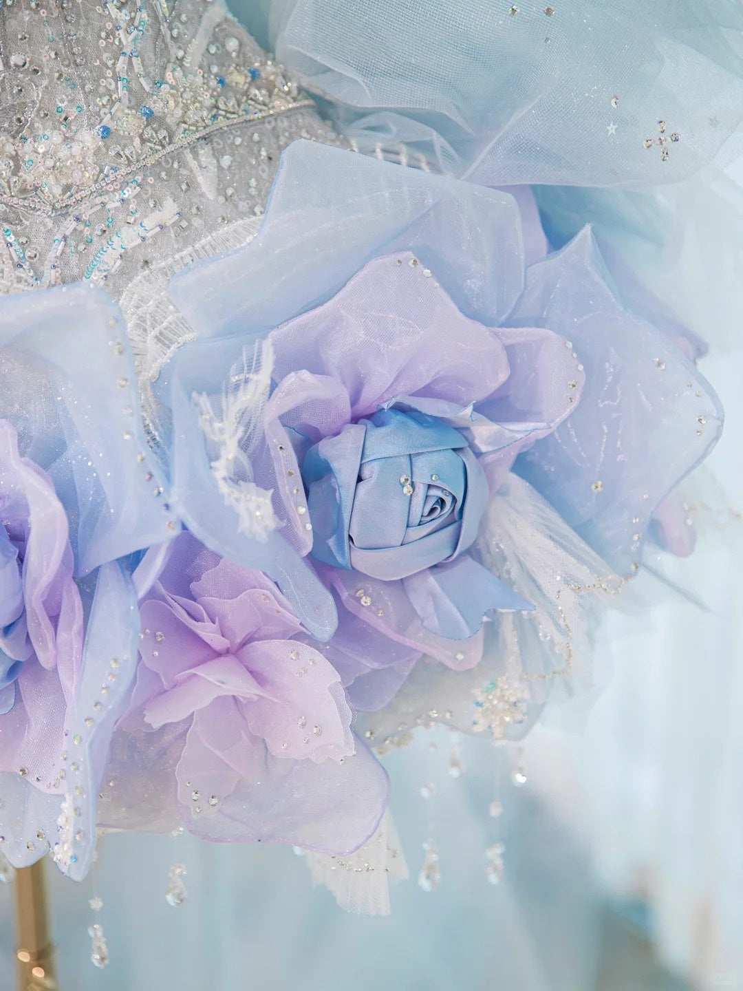 Dreamy Handcrafted Flowers Blue Tulle Trimmed Mini Dress Romantic Spaghetti Strap Crystal Tassel Beading Homecoming Dress AP2104