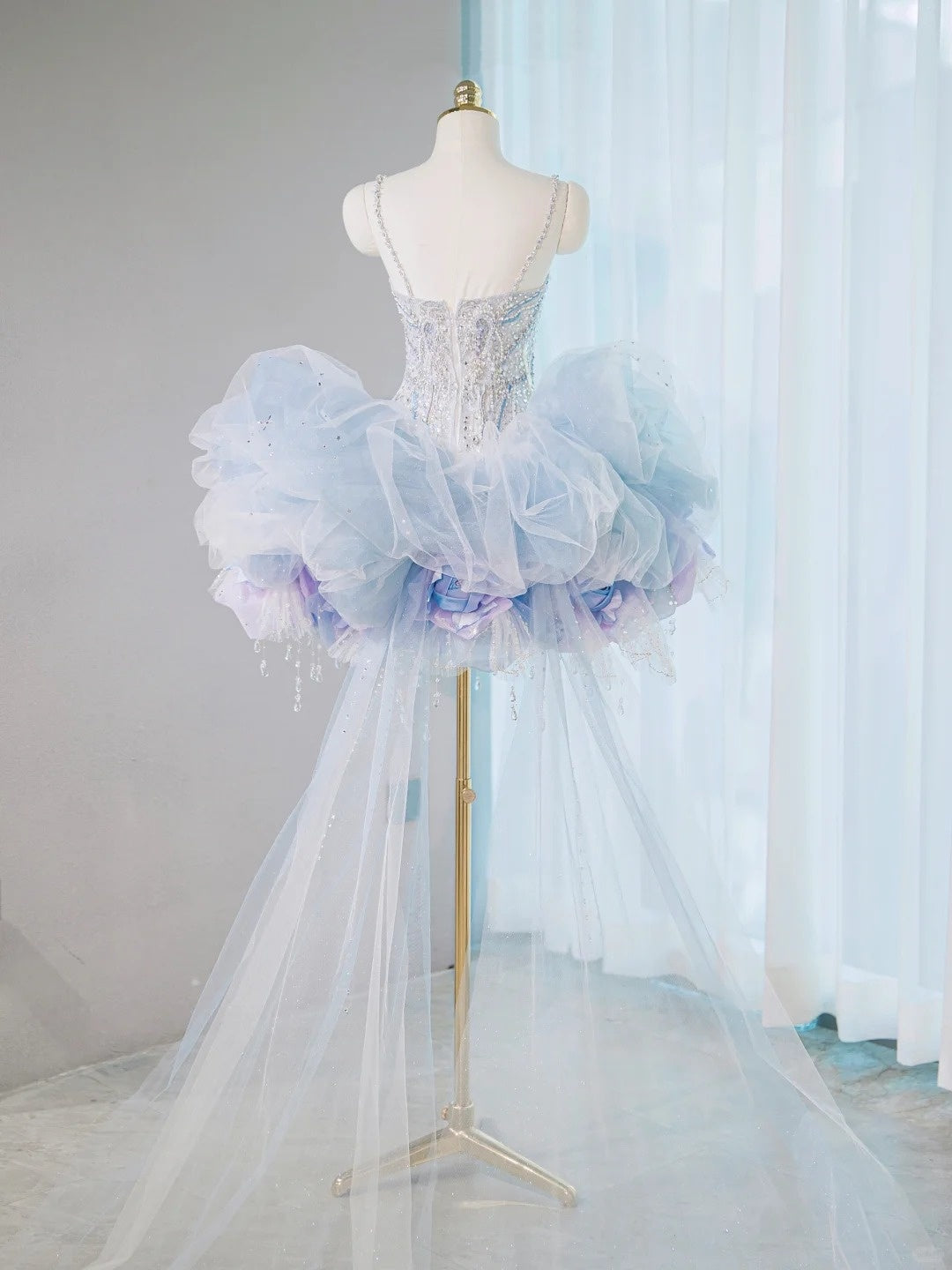 Dreamy Handcrafted Flowers Blue Tulle Trimmed Mini Dress Romantic Spaghetti Strap Crystal Tassel Beading Homecoming Dress AP2104
