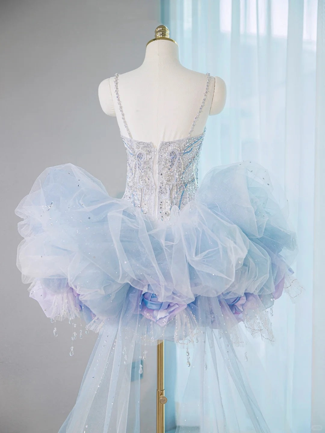 Dreamy Handcrafted Flowers Blue Tulle Trimmed Mini Dress Romantic Spaghetti Strap Crystal Tassel Beading Homecoming Dress AP2104