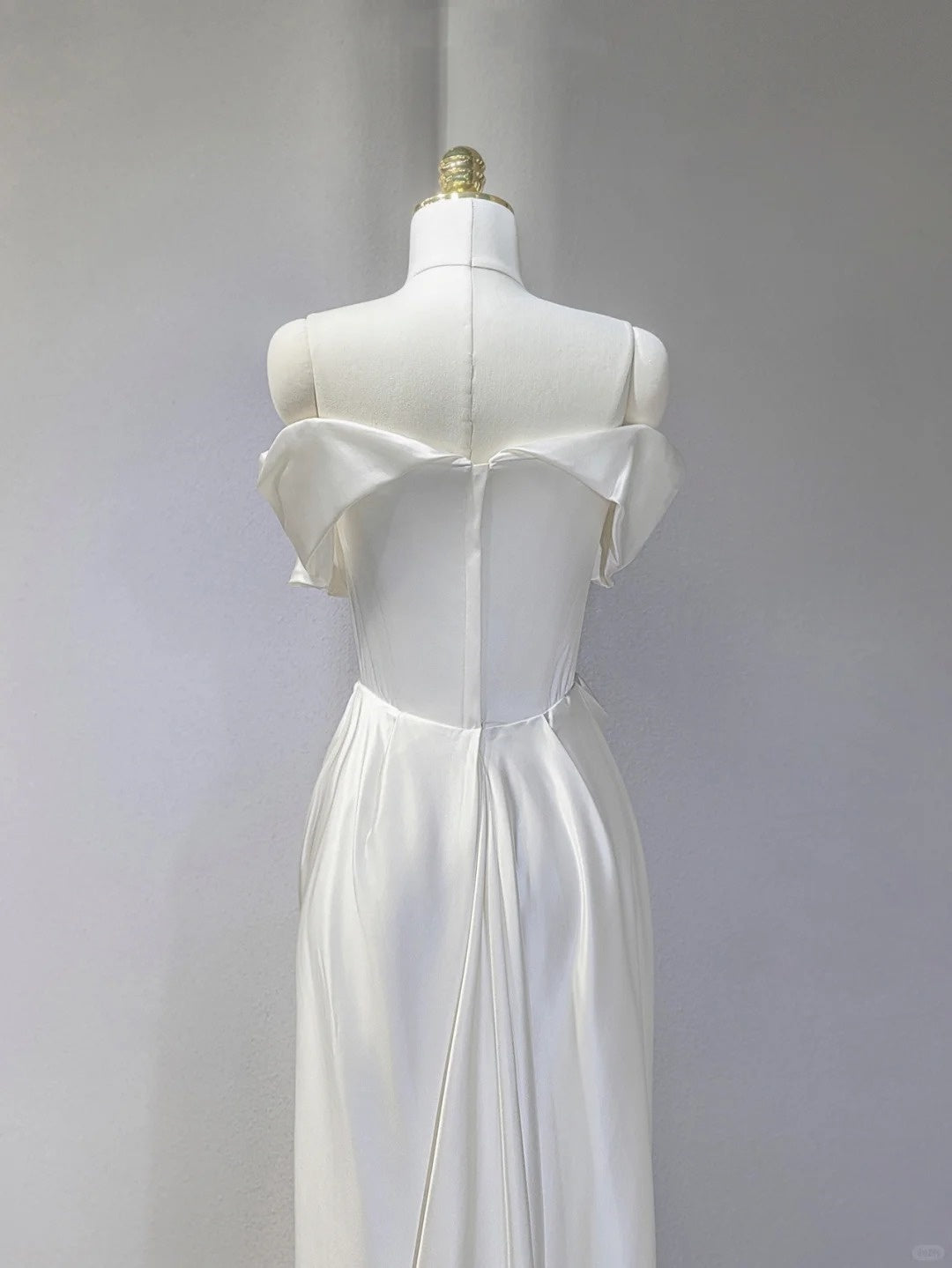 Luxurious Ivory Off-Shoulder Bridal Dress Minimalist Ruffled Neckline Draped Detailing Wedding Dress AP2115